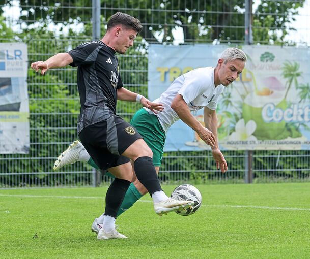 Robin Slawig (links) und der GSV Pleidelsheim müssen nach der 2:3-Niederlage gegen Gabriel Fotas TSV Heimerdingen den Gang in die Bezirksliga antreten.
