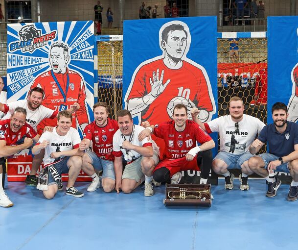 Großes Abschiedsgeschenk von den Fans: Trainer Iker Romero (links, rot) Tom Wolf (Mitte) und Juan de la Peña (blaues Poloshirt rechts).