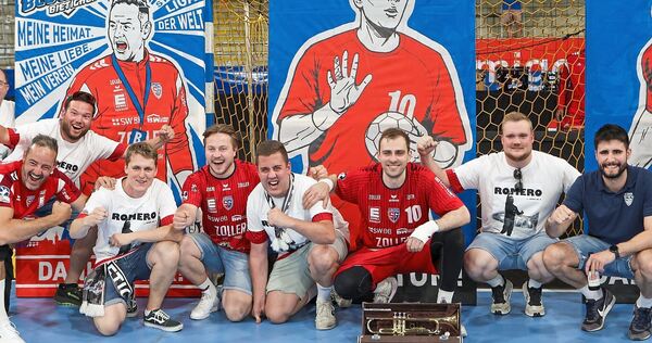 Großes Abschiedsgeschenk von den Fans: Trainer Iker Romero (links, rot) Tom Wolf (Mitte) und Juan de la Peña (blaues Poloshirt rechts).