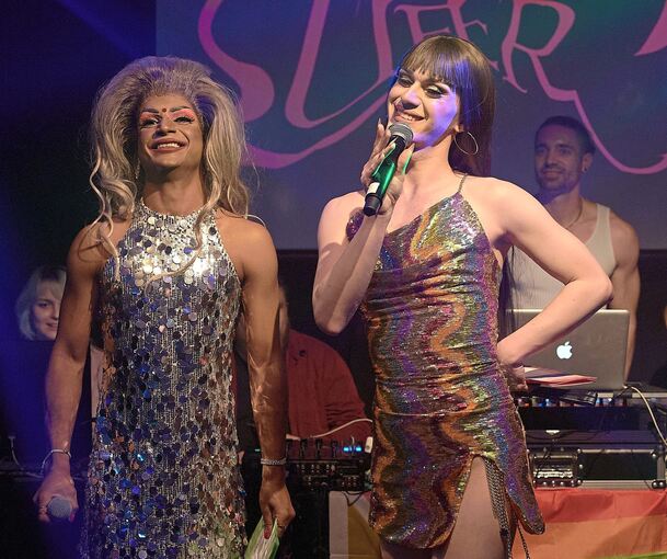Schrill, aber dennoch mit Stil präsentieren sich bei der Party „Queer-Tapete“ die Künstler. Ariana Gandhi und Cherry Bliss moderieren den Lip Sync Battle.