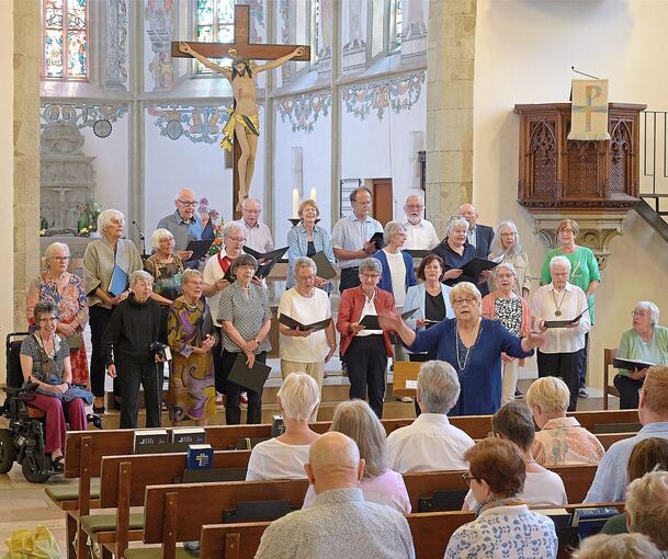 Der Ü‑60‑Chor begleitet die Eröffnung der Ausstellung musikalisch.