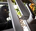 Einbrecher hebeln oft Fenster auf, um in Häuser zu gelangen.
