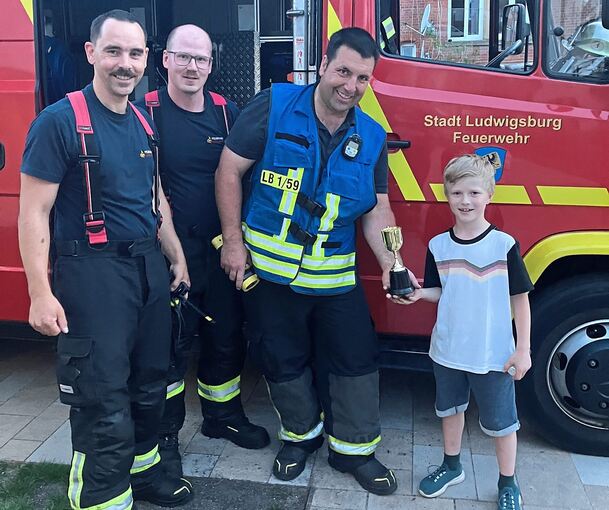 Die Feuerwehr freut sich über den Pokal.