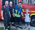 Die Feuerwehr freut sich über den Pokal. Die Feuerwehr freut sich über den Pokal.