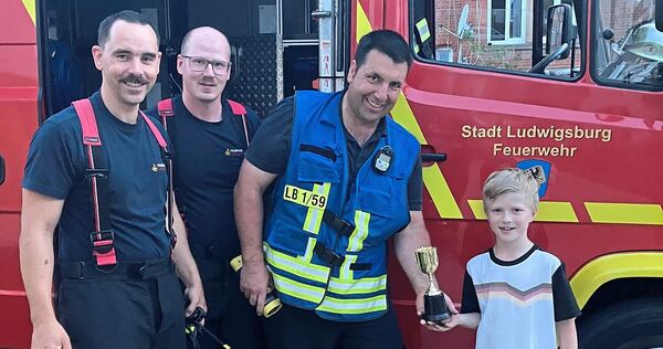 Die Feuerwehr freut sich über den Pokal. Die Feuerwehr freut sich über den Pokal.