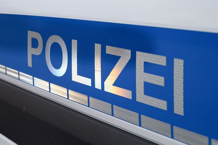 Der Polizei-Schriftzug auf einem Einsatzwagen. Der Polizei-Schriftzug auf einem Einsatzwagen.