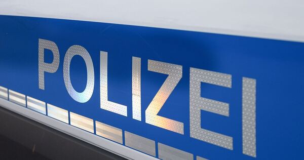 Der Polizei-Schriftzug auf einem Einsatzwagen. Der Polizei-Schriftzug auf einem Einsatzwagen.