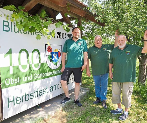 Von links: Thilo Geiger (1. Vorsitzender), Thomas Peschel (2. Vorsitzender) und Günther Dietrich (ehemaliger Vorsitzender) feiern das 100-jährige Jubiläum des OGV Neckarrems.
