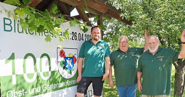 Von links: Thilo Geiger (1. Vorsitzender), Thomas Peschel (2. Vorsitzender) und Günther Dietrich (ehemaliger Vorsitzender) feier Von links: Thilo Geiger (1. Vorsitzender), Thomas Peschel (2. Vorsitzender) und Günther Dietrich (ehemaliger Vorsitzender) feiern das 100-jährige Jubiläum des OGV Neckarrems.
