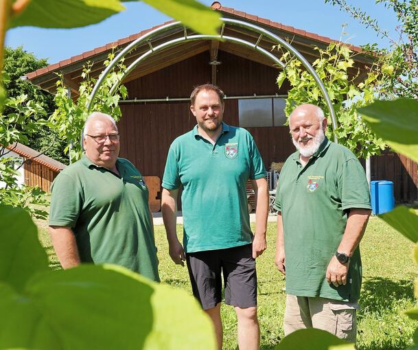 Von links: Thomas Peschel (2. Vorsitzender), Thilo Geiger (1. Vorsitzender) und Günther Dietrich (ehemaliger Vorsitzender) feiern das 100-jährige Jubiläum des OGV Neckarrems.