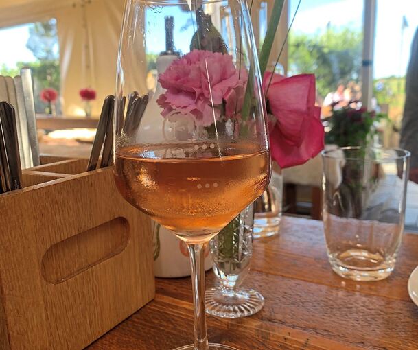 Leicht, frisch und fruchtig: Der Rosé hat längst treue Stammtrinker – vor allem, wenn es draußen warm wird.