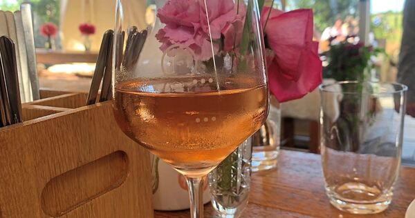 Leicht, frisch und fruchtig: Der Rosé hat längst treue Stammtrinker – vor allem, wenn es draußen warm wird. Leicht, frisch und fruchtig: Der Rosé hat längst treue Stammtrinker – vor allem, wenn es draußen warm wird.