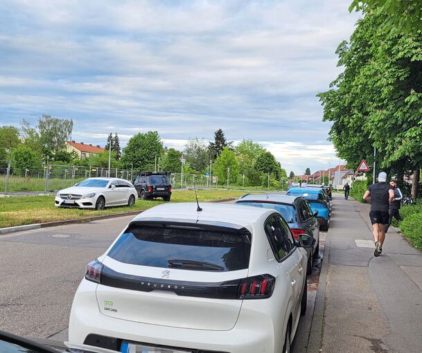 Schon jetzt sind freie Parkplätze in der Fuchshofstraße knapp. So knapp, dass Besucher auf den Grünstreifen gegenüber dem Hockeyclub ausweichen.