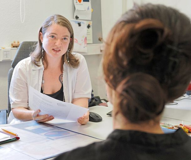 Tamara Palmer berät bei der Wohnungssuche.