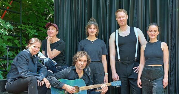 Nehmen sich alle Freiheiten: Intendantin und Regisseurin Christine Hofer (Zweite von links) und ihr „Hamlet“-Ensemble.