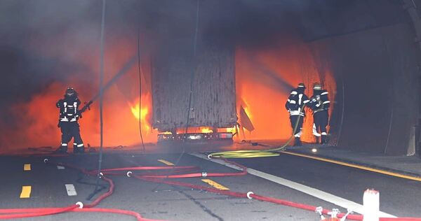 Beim Brand eines Lkw im Engelbergtunnel am 3. März waren viele Feuerwehrleute besonders gefordert.