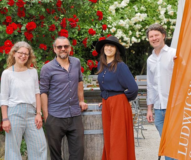 Vielfältiges Spektrum in idyllischer Landschaft: Festspiel-Intendant Lucas Reuter (rechts) und seinen Festspiel-Kolleginnen Christine Diller (links) und Jessica Beglowska sowie Krone-Wirt Markus Fetzer.