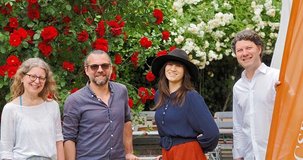 Vielfältiges Spektrum in idyllischer Landschaft: Festspiel-Intendant Lucas Reuter (rechts) und seinen Festspiel-Kolleginnen Christine Diller (links) und Jessica Beglowska sowie Krone-Wirt Markus Fetzer.