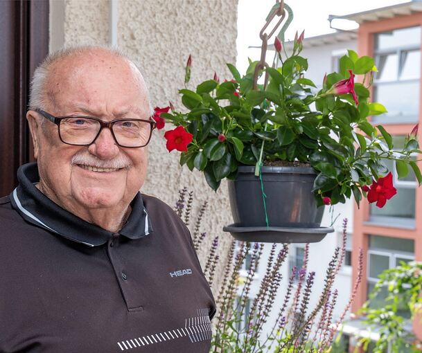 „Ich habe noch Hoffnung, dass die SPD die Kurve bekommt“: Peter Nick auf dem Balkon seiner Schwieberdinger Wohnung.