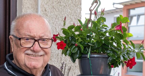 „Ich habe noch Hoffnung, dass die SPD die Kurve bekommt“: Peter Nick auf dem Balkon seiner Schwieberdinger Wohnung.