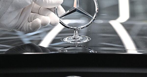 Letzte Handgriffe: Mercedes-Benz sieht die Arbeitskosten in den deutschen Werken als nicht wettbewerbsfähig an.