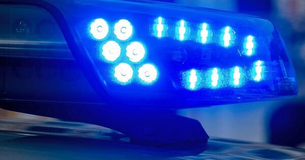 Einer mutigen Streifenwagenbesatzung gelingt es, das Fahrzeug gerade noch rechtzeitig anzuhalten.