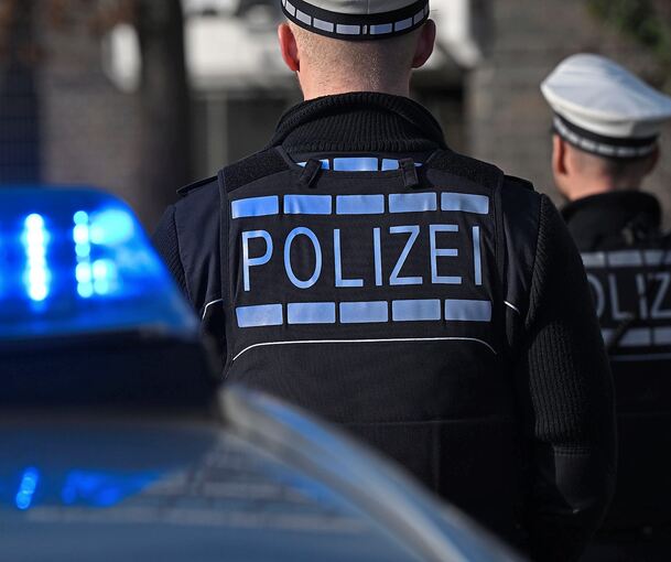 Nach der Tat ermittelt nun die Polizei und sucht Zeugen.