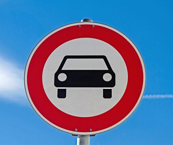 Bei Bedarf wird im Otto-Konz-Weg dieses Verbotschild ausgeklappt. Es verbietet Fahrzeugen wie Autos, Lastwagen oder Transportern, in den Weg hineinzufahren.