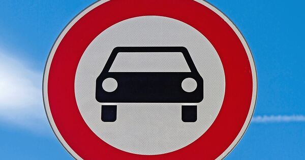 Bei Bedarf wird im Otto-Konz-Weg dieses Verbotschild ausgeklappt. Es verbietet Fahrzeugen wie Autos, Lastwagen oder Transportern, in den Weg hineinzufahren.
