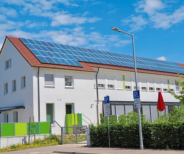 Auch die Solarmodule auf dem Kindergarten in der Schulstraße wurden von Bürgern finanziert. Im Jahr 2003 ging die Anlage in Betrieb.