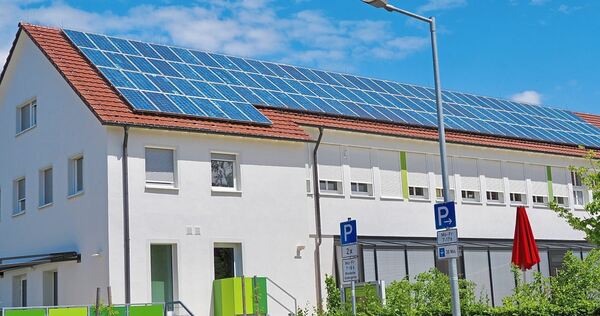 Auch die Solarmodule auf dem Kindergarten in der Schulstraße wurden von Bürgern finanziert. Im Jahr 2003 ging die Anlage in Betrieb.