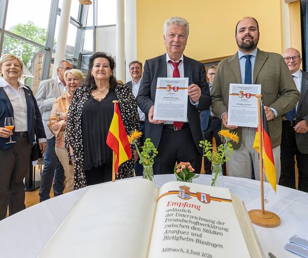 Im Beisein einiger Stadträte und Vertreter wichtiger Institutionen unterzeichneten OB Jürgen Kessing, Bürgermeister Miguel Gómez Herrero und Mercedes Rico Téllez (vorn) die Erklärung und trugen sich ins Goldene Buch ein.