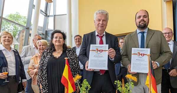 Im Beisein einiger Stadträte und Vertreter wichtiger Institutionen unterzeichneten OB Jürgen Kessing, Bürgermeister Miguel Gómez Herrero und Mercedes Rico Téllez (vorn) die Erklärung und trugen sich ins Goldene Buch ein.