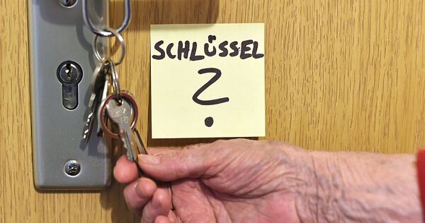 Ein Klebezettel soll verhindern, dass der Schlüssel vergessen wird.