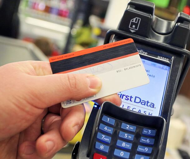 Vom 1. Juli an kann man nur noch mit Karte oder Handy in den Stuttgarter Bussen Einzeltickets bezahlen.