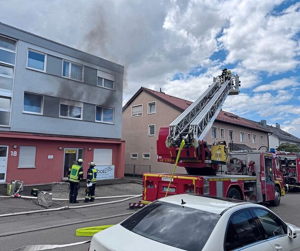 Rauch tritt aus dem Gebäude in der Corneliusstraße aus.