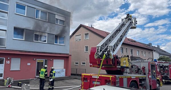 Rauch tritt aus dem Gebäude in der Corneliusstraße aus.