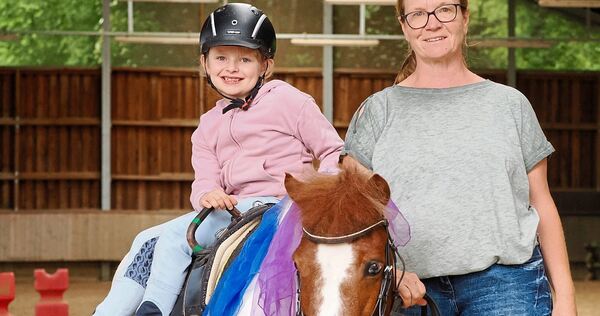 Starkes Frauen-Trio: Reittherapeutin Tanja Skrobanek und die siebenjährige Mara auf der gemütlichen Ella zeigen, was sie bei Kassiopeia alles machen.