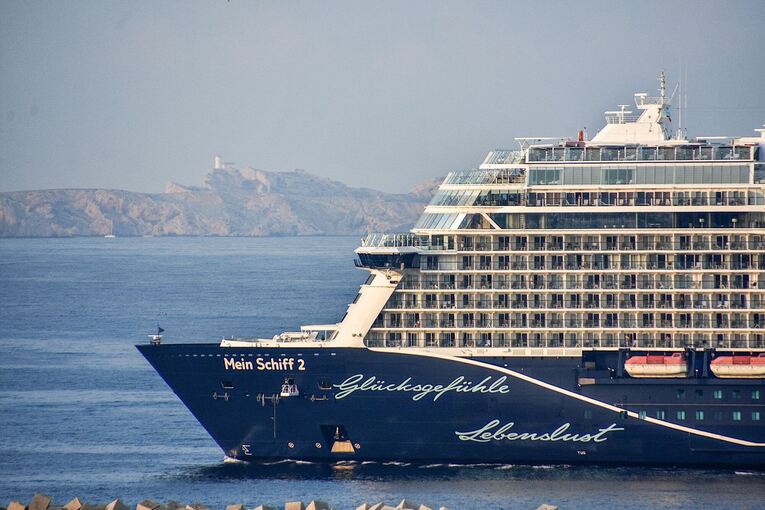 Kreuzfahrtschiff «Mein Schiff 2» Kreuzfahrtschiff «Mein Schiff 2»