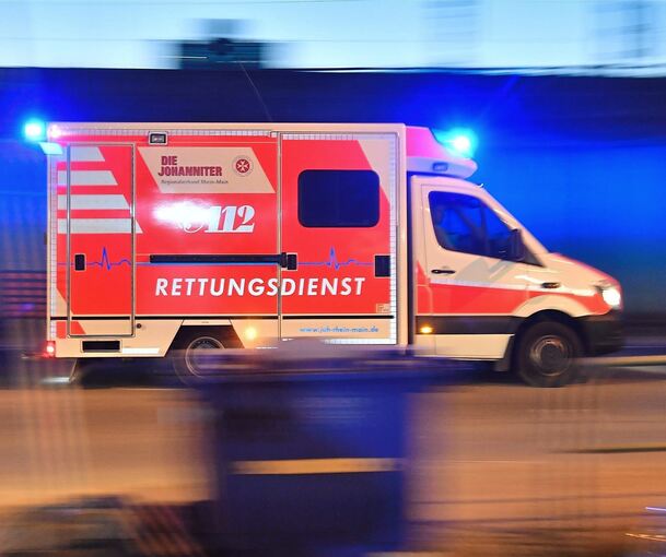 Der 77-Jährige wurde ins Krankenhaus gebracht. Der 77-Jährige wurde ins Krankenhaus gebracht.