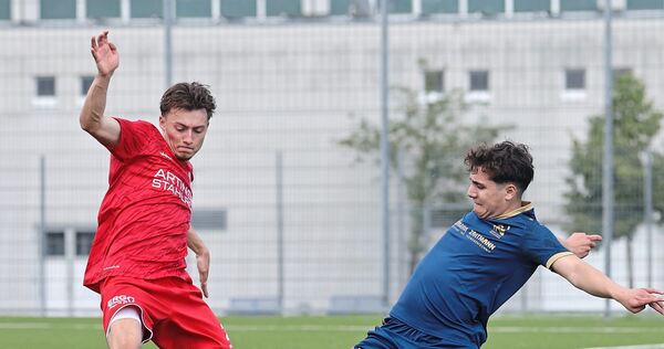 Enttäuscht über die verpasste Meisterschaft: Jens Krieger (links) und der FV Löchgau.