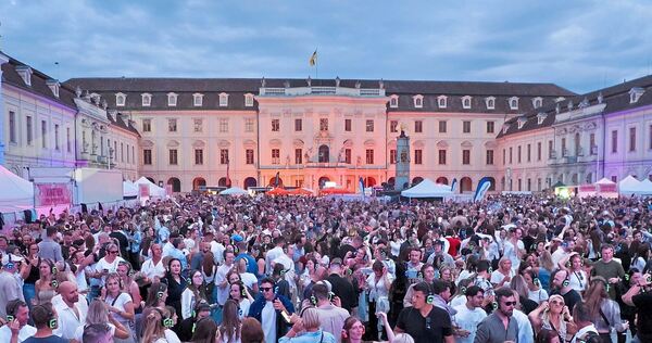 Die Stimmung ist ausgelassen, der Mittlere Schlosshof gleicht einer großen Freiluftdisco.