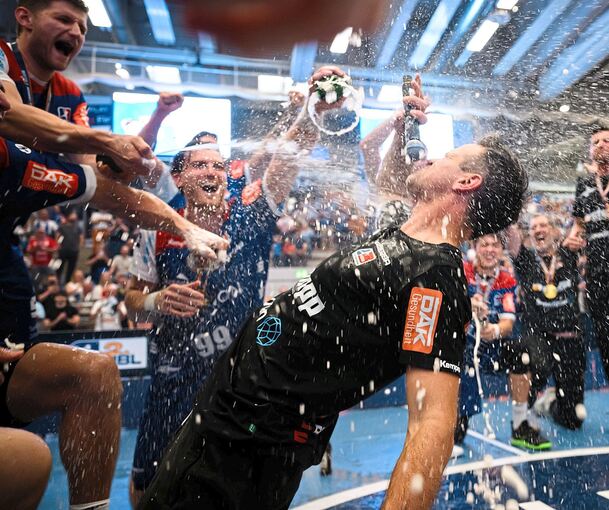 Wilde Szenen: HBW-Trainer Matthias Flohr mit einer geschichtsträchtigen Darbietung – die sich nur ein Spieler der SG BBM Bietigheim anschauen kann.