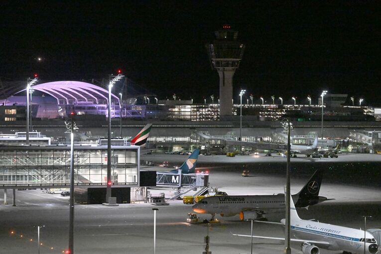 Flughafen München bei Nacht