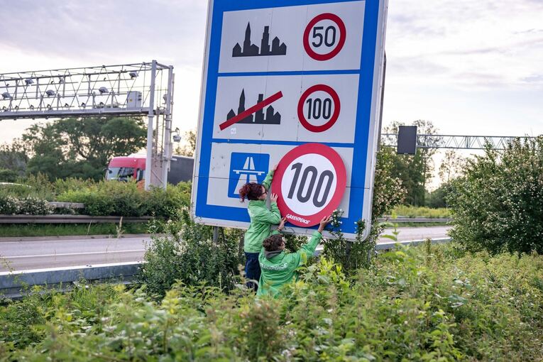 Greenpeace-Aktion für Tempolimit auf Autobahnen Greenpeace-Aktion für Tempolimit auf Autobahnen