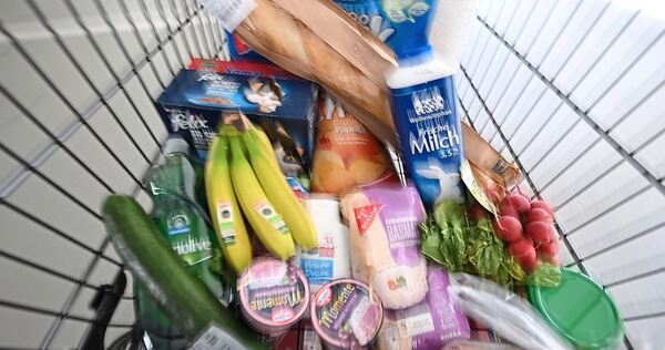 Ein Senior will einkaufen gehen, wird dabei aber von einem ausparkenden Auto überrascht.