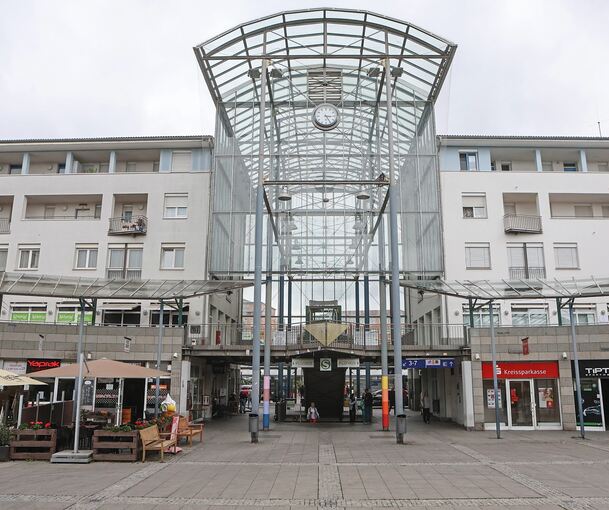 In der Nähe des Kornwestheimer Bahnhofs beleidigt ein Mann mehrere Menschen. In der Nähe des Kornwestheimer Bahnhofs beleidigt ein Mann mehrere Menschen.