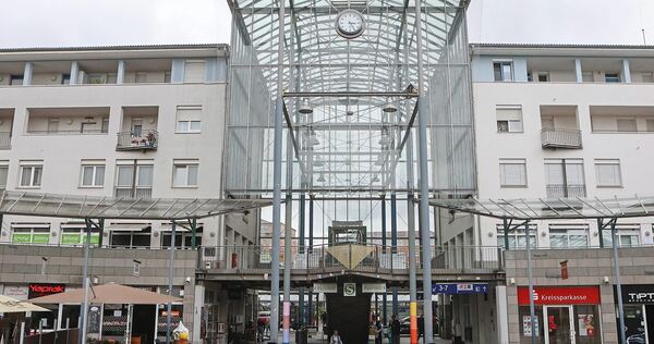 In der Nähe des Kornwestheimer Bahnhofs beleidigt ein Mann mehrere Menschen.