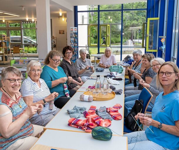 Stricken bis die Nadeln glühen: Im Schwieberdinger Bürgerhaus geht es um einen Weltrekord.