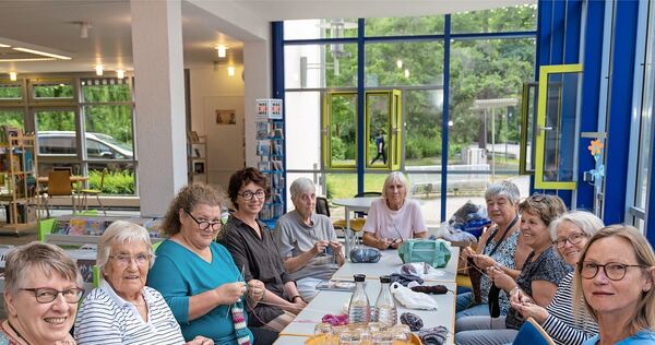 Stricken bis die Nadeln glühen: Im Schwieberdinger Bürgerhaus geht es um einen Weltrekord.